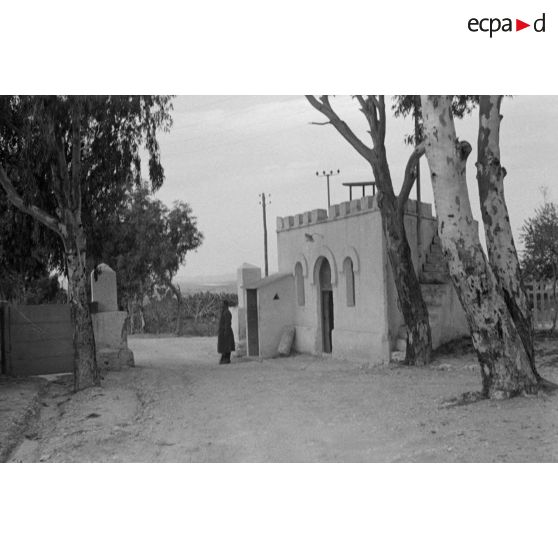 Une sentinelle monte la garde devant une caserne où se déroule l'incorporation de volontaires arabes dans les troupes allemandes ( Deutsch-Arabisches Lehr-Abteilung, Sonderverband-287 ou 288).