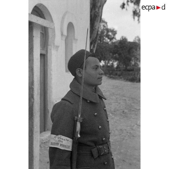 Une sentinelle monte la garde devant une caserne où se déroule l'incorporation de volontaires arabes dans les troupes allemandes ( Deutsch-Arabisches Lehr-Abteilung, Sonderverband-287 ou 288).