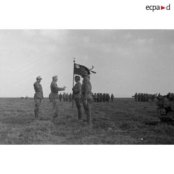 Remise du fanion à une unité de volontaires tunisiens.