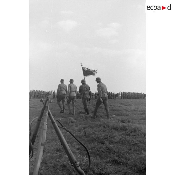 Remise du fanion à une unité de volontaires tunisiens.