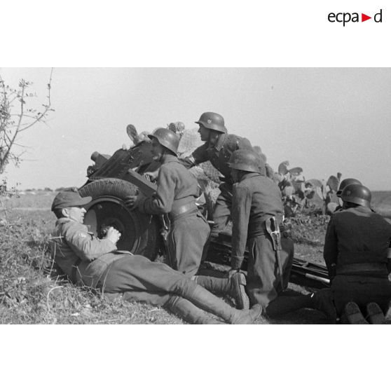 Entraînement des servants d'un canon de 7,5 cm LeIG-18 sous la direction d'un cadre allemand du Sonderverband-287 ou 288.