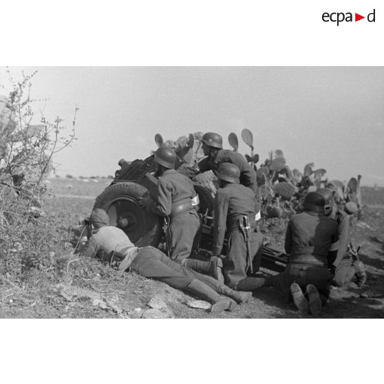 Entraînement des servants d'un canon de 7,5 cm LeIG-18 sous la direction d'un cadre allemand du Sonderverband-287 ou 288.