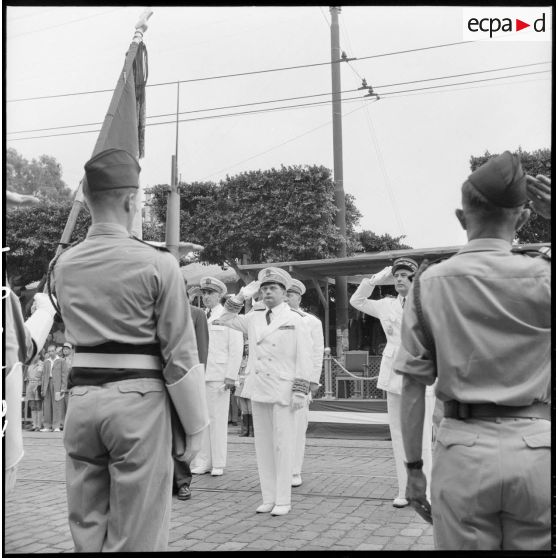 Salut au drapeau par Jacques Soustelle, gouverneur général de l'Algérie lors d'une cérémonie en présence du préfet François Collaveri, à Alger.