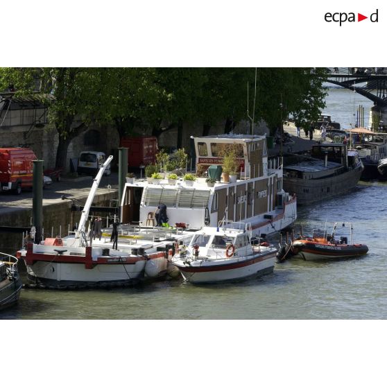 Péniche, vedette et zodiac de la brigade fluviale de la BSPP (Brigade des sapeurs-pompiers de Paris) au centre de secours de La Monnaie, quai de Conti à Paris.