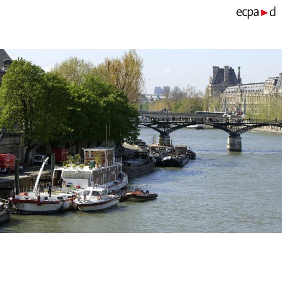 Péniche, vedette et zodiac de la brigade fluviale de la BSPP (Brigade des sapeurs-pompiers de Paris) au centre de secours La Monnaie, quai de Conti à Paris.