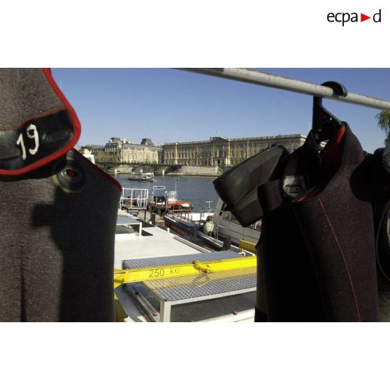 Combinaisons de plongée de la brigade fluviale de la BSPP (Brigade des sapeurs-pompiers de Paris) au centre de La Monnaie, quai de Conti à Paris.