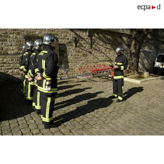 Appel des pompiers morts au feu lors du rassemblement matinal de la brigade fluviale de la BSPP (Brigade des sapeurs-pompiers de Paris) installée quai de Conti à Paris.