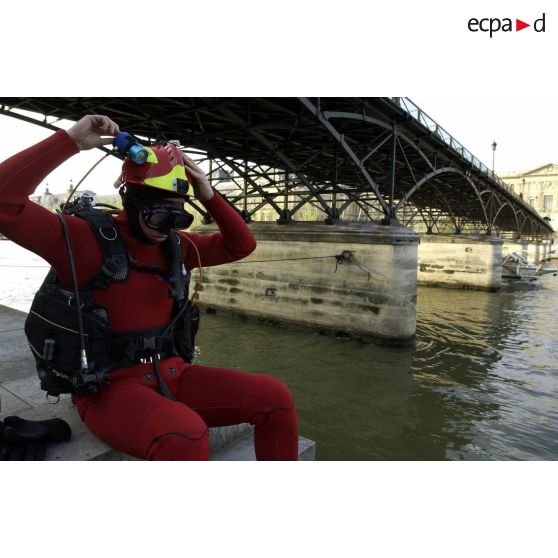 Sous le pont des Arts, début d'entraînement d'un plongeur de la brigade spécialiste des interventions subaquatiques de la BSPP (Brigade des sapeurs-pompiers de Paris).