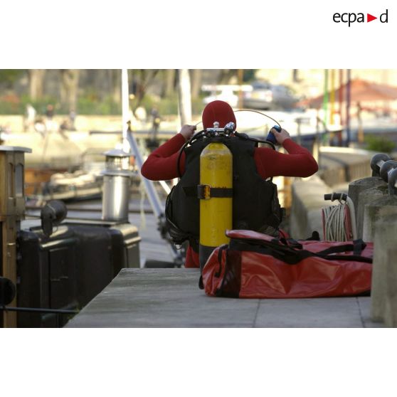 Sous le pont des Arts, début d'entraînement d'un plongeur de la brigade spécialiste des interventions subaquatiques de la BSPP (Brigade des sapeurs-pompiers de Paris).