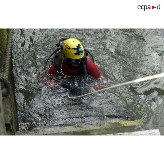 Sous le pont des Arts, entraînement d'un plongeur de la brigade spécialiste des interventions subaquatiques de la BSPP (Brigade des sapeurs-pompiers de Paris).