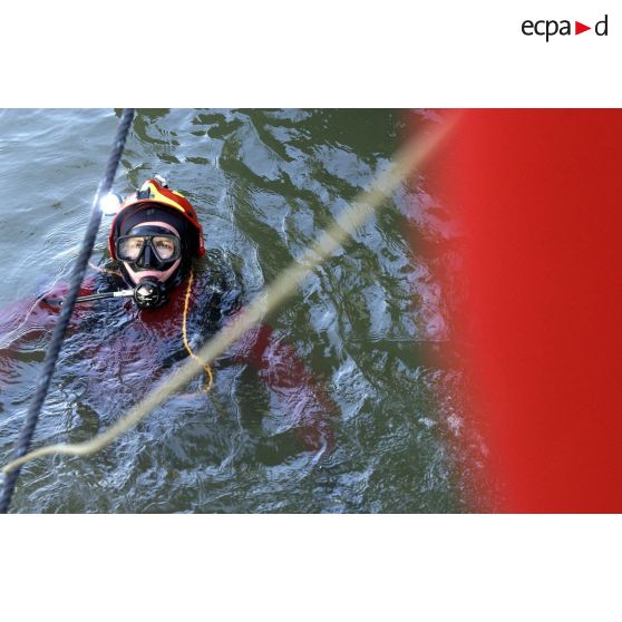 Sous le pont des Arts, entraînement d'un plongeur de la brigade spécialiste des interventions subaquatiques de la BSPP (Brigade des sapeurs-pompiers de Paris).