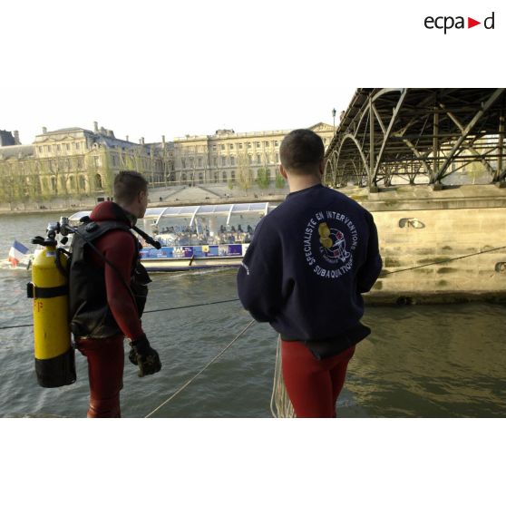 Début de l'entraînement des plongeurs de la brigade fluviale de la BSPP (Brigade des sapeurs-pompiers de Paris).