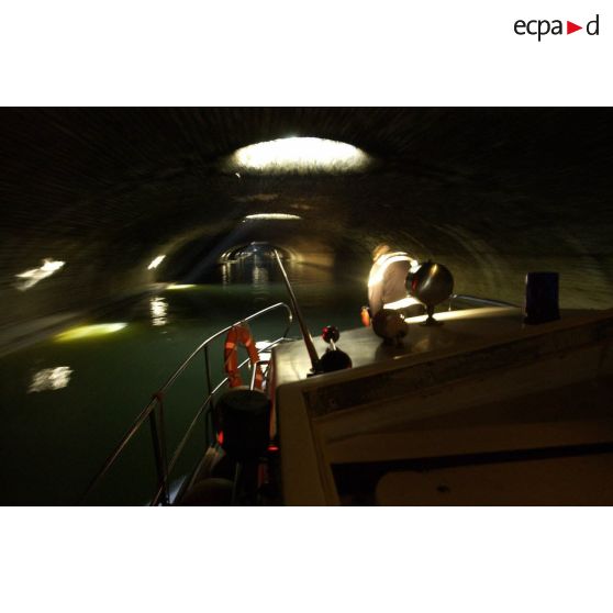 Une embarcation de la brigade fluviale de la BSPP (Brigade des sapeurs-pompiers de Paris) emprunte le tunnel de la Seine sous la Bastille.