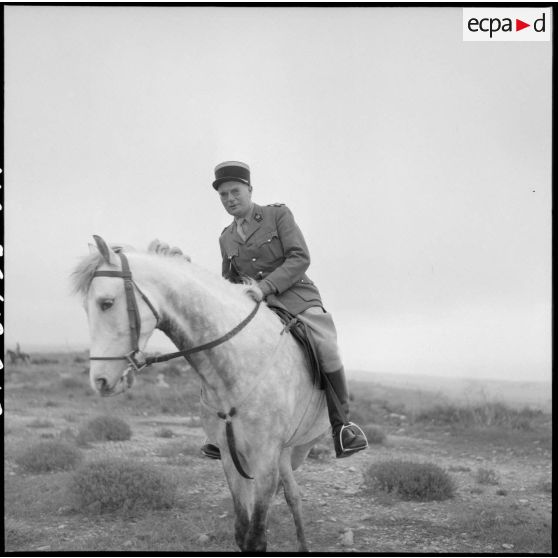 Commandant du 31e Groupe vétérinaire (GV) sur son cheval dans le djebel près de Mostaganem.