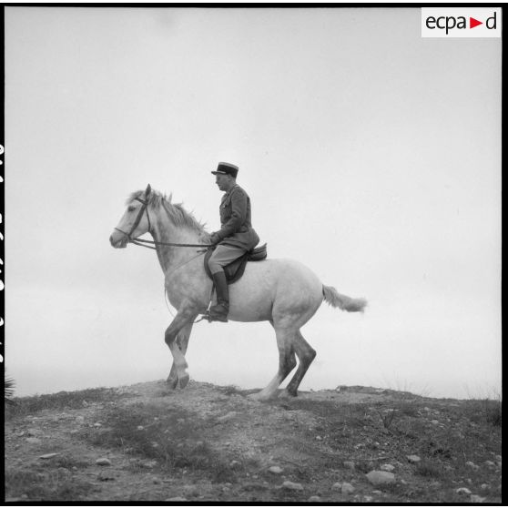 Commandant du 31e Groupe vétérinaire (GV) sur son cheval dans le djebel près de Mostaganem.