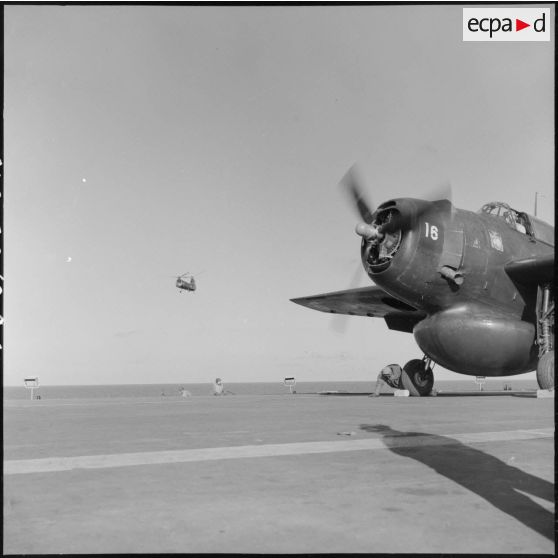 Catapultage d'avions bombardiers Grumman TBM-3S Avenger sur le pont d'envol du porte-avions l'Arromanches lors d'un exercice en Méditerranée.