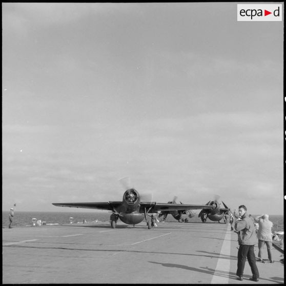 Catapultage d'avions bombardiers Grumman TBM-3S Avenger sur le pont d'envol du porte-avions l'Arromanches lors d'un exercice en Méditerranée.