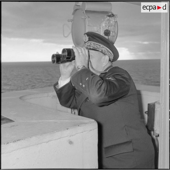 Surveillance de l'appontage par le contre-amiral Caron lors d'un exercice sur le porte-avions l'Arromanches en Méditerranée.