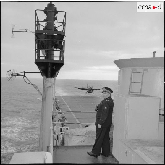 Surveillance de l'appontage par le contre-amiral Caron lors d'un exercice sur le porte-avions l'Arromanches en Méditerranée.