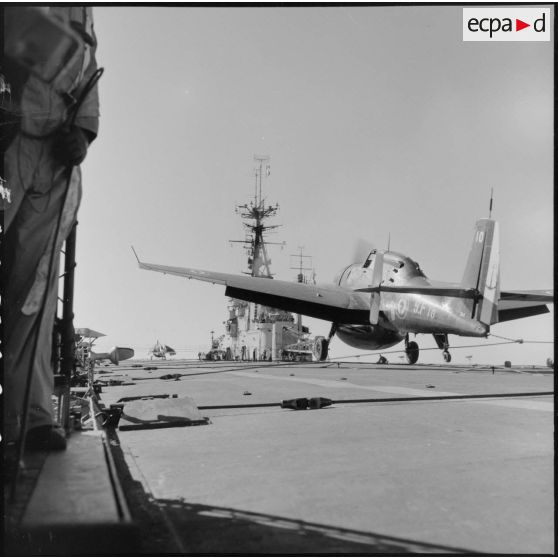 Appontage d'un avion bombardier Grumman TBM-3S Avenger sur le porte-avions l'Arromanches lors d'un exercice en Méditerranée.