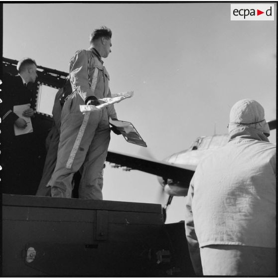 Personnel de piste observant un avion au décollage lors d'un exercice sur le porte-avions l'Arromanches en Méditerranée.