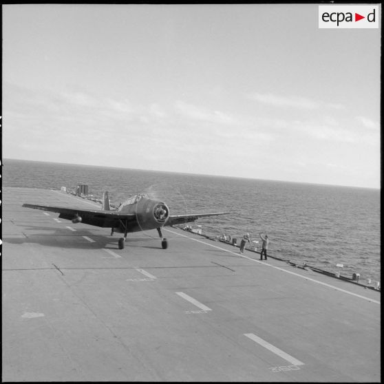 Catapultage d'un bombardier Grumman TBM-3S Avenger sur le pont d'envol du porte-avions l'Arromanches lors d'un exercice en Méditerranée.