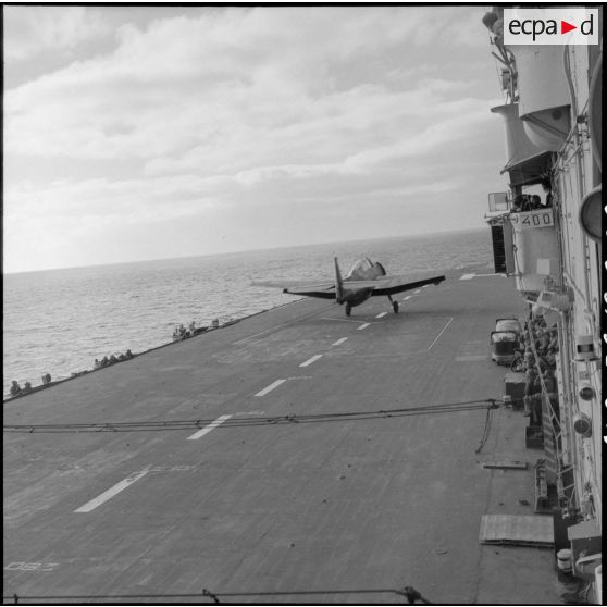 Catapultage d'un bombardier Grumman TBM-3S Avenger sur le pont d'envol du porte-avions l'Arromanches lors d'un exercice en Méditerranée.