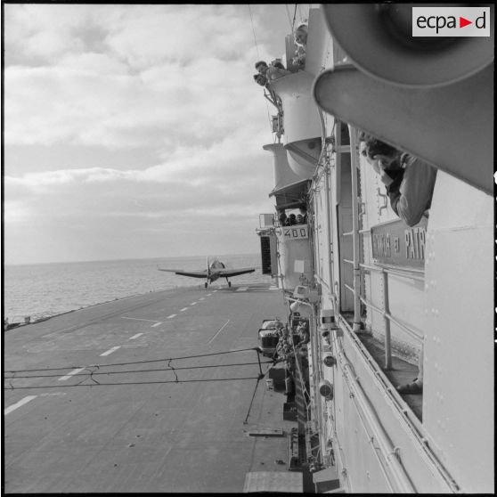 Catapultage d'un bombardier Grumman TBM-3S Avenger sur le pont d'envol du porte-avions l'Arromanches lors d'un exercice en Méditerranée.