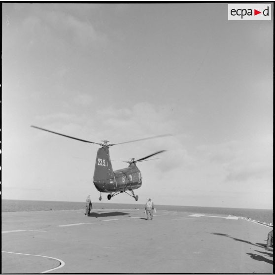 Décolage d'un hélicoptère Piasecki HUP-2 Retriever sur le port d'envol du porte-avions l'Arromanches lors d'un exercice en Méditerranée.