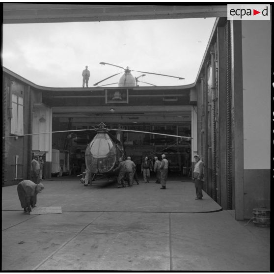 Déplacement d'un hélicoptère Piasecki HU-2 Retriever lors d'un exercice en Méditerranée sur le porte-avions l'Arromanches.