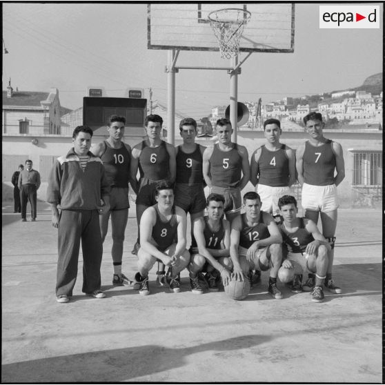 Portrait d'une équipe finaliste de bakset-ball au tournoi des sports collectifs de la Xe région militaire.