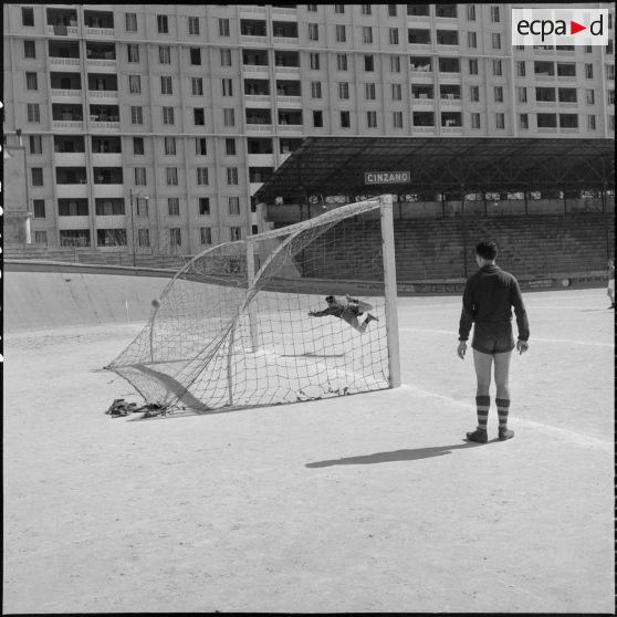 Match de la finale de football de la Xe région militaire.