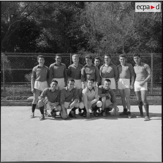 Une équipe de football finaliste du tournoi des sports collectifs de la Xe RM (Région militaire).