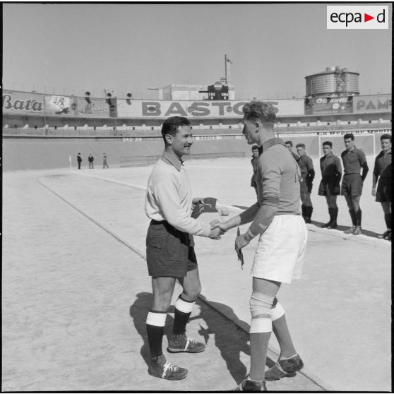 Echange de fanions entre les capitaines des équipes de football finaliste d'un tournoi de la Xe région militaire.