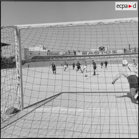 Match de la finale de football de la Xe région militaire.