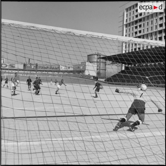 Match de la finale de football de la Xe région militaire.