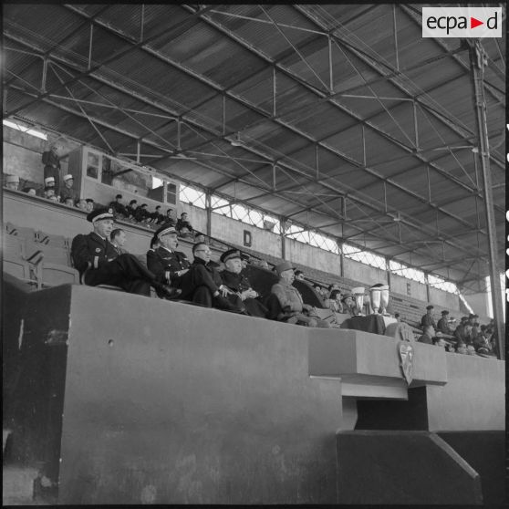 Officiers regardant la finale des sports collectifs de la Xe région militaire.