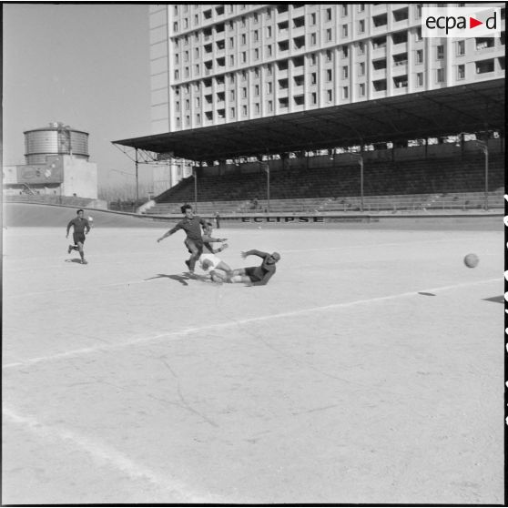 Match de la finale de football de la Xe région militaire.