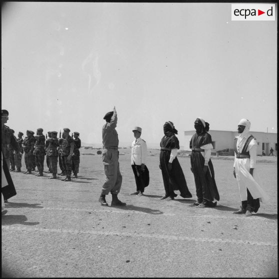 Salut du général Massu aux troupes de la 1re compagnie saharienne portée de la Légion Etrangère (CSPL)à Fort Flatters (Bordj Omar Driss).