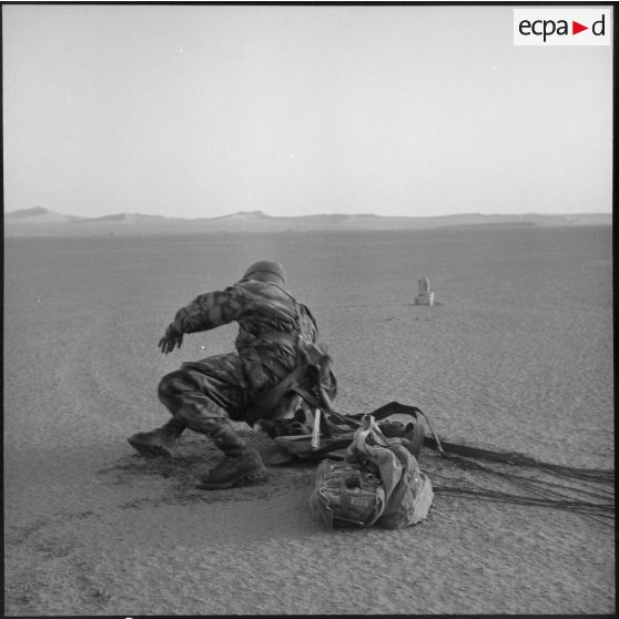 Atterrissage de parachutistes lors d'un entrainement près de Fort Flatters (Bordj Omar Driss).