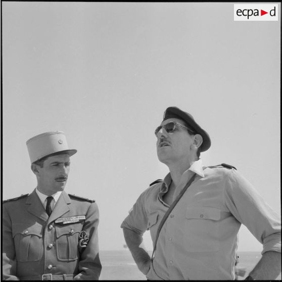 Echange entre le général Massu et un lieutenant des compagnies sahariennes portées près de Fort Flatters (Bordj Omar Driss).