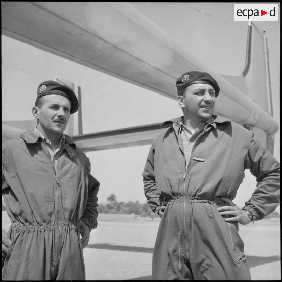 Moniteurs parachutistes de la 1re compagnie saharienne portée de la Légion étrangère (CSPL) lors d'un exercice près de Fort Flatters (Bordj Omar Driss).