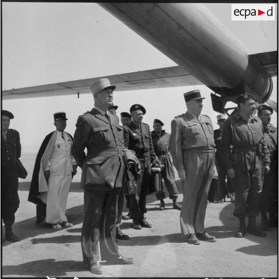 Autorités militaires de la 1re compagnie saharienne portée de la Légion étrangère (CSPL) observant un exercice parachutiste à Ghadames.