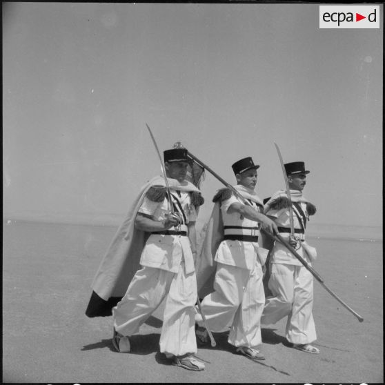 Fanion de la 1re compagnie saharienne portée de la Légion étrangère (CSPL) lors de la visite du général Massu à Fort Flatters.