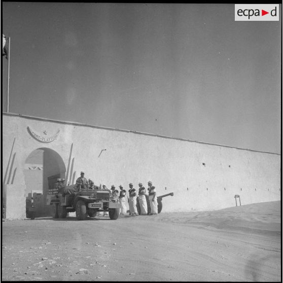 Départ du Fort Flatters (Bordj Omar Driss) d'un groupe de la 1re Compagnie saharienne portée de la Légion étrangère (CSPL).