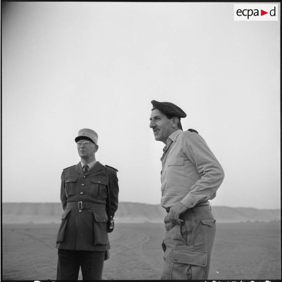 Conversation entre le général Massu et le colonel Thiriet, commandant du secteur des Oasis à Fort Flatters (Bordj Omar Driss).