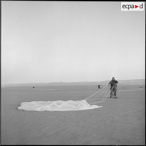 Atterrissage de parachutistes lors d'un entrainement près de Fort Flatters (Bordj Omar Driss).