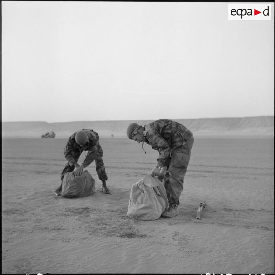 Atterrissage de parachutistes lors d'un entrainement près de Fort Flatters (Bordj Omar Driss).