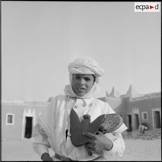 Portrait d'un jeune Targui dans une mechta de Ghadamès.