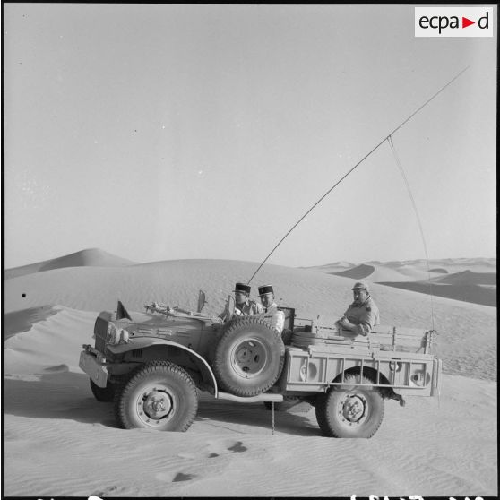 Légionnaires à bord d'un véhicule Dodge WC51 dans le désert aux environs de Ghadames.